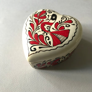 Recipient ceramic în formă de inimă, pictat manual