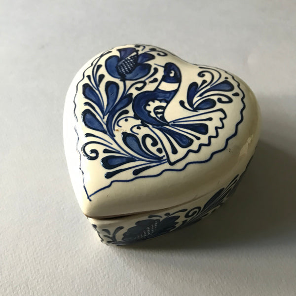 Recipient ceramic în formă de inimă, pictat manual